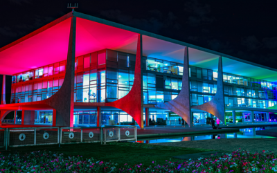 Palácio do Planalto é iluminado com as cores do arco-íris pela primeira vez na história