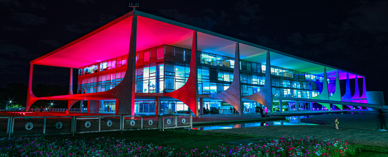 Palácio do Planalto é iluminado com as cores do arco-íris pela primeira vez na história